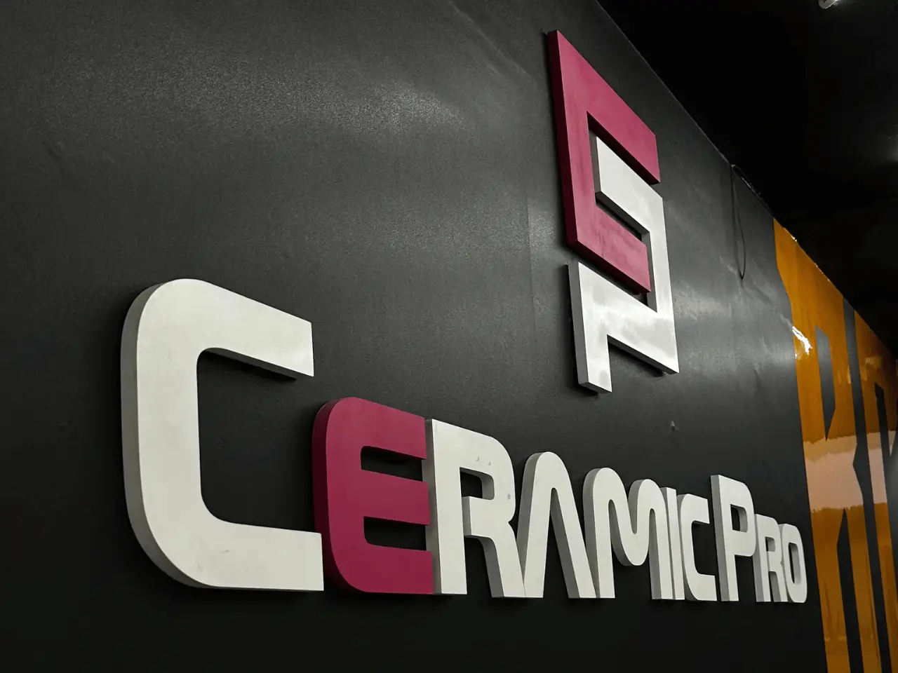 Interior do veículo com bancos limpos e protegidos