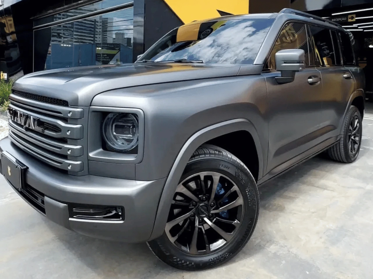 Detalhes externos do carro com acabamento escurecido